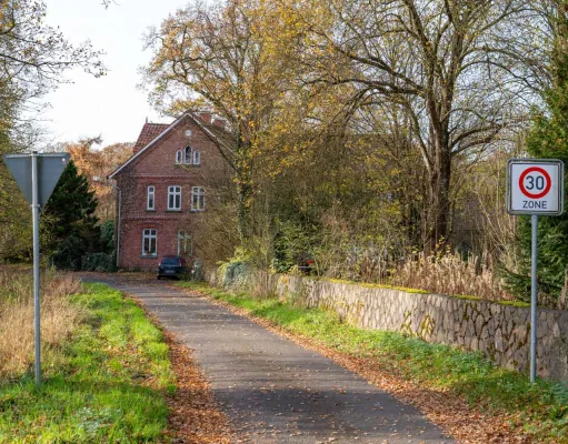 Der Hankenshof in Reindorf soll zu einem Wohnquartier mit rund 35 Wohneinheiten umgewandelt werden. Das historische Wohngebäude bleibt erhalten. Foto: JOTO