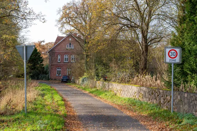 Der Hankenshof in Reindorf soll zu einem Wohnquartier mit rund 35 Wohneinheiten umgewandelt werden. Das historische Wohngebäude bleibt erhalten. Foto: JOTO