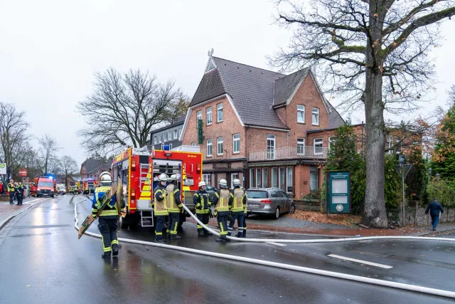 Rund 75 Feuerwehrleute waren am Freitagvormittag bei dem Brand in Jesteburg im Einsatz, darunter die Feuerwehr Buchholz mit Drehleiter und Tanklöschfahrzeug. Foto: JOTO
