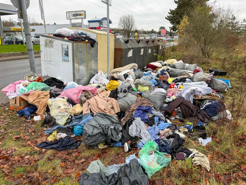 Solche Bilder will die Stadt nicht mehr sehen: Vermüllte Containerstandorte in Buchholz. Loop betont, die eigenen Plätze seien sauber. Foto JOTO