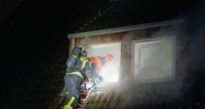 Mitglieder der Jugendfeuerwehr spielten bei der Übung die Bewohner. Foto: JOTO