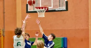 Die Teams lieferten sich in der Vierfeldhalle spannende Duelle mit schnellen Angriffen und starken Verteidigungsaktionen. Foto: Brandt