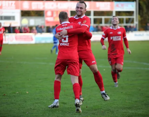 Jubel bei den 08-Torschützen. Mit dem zweiten Heimsieg in Serie untermauert Buchholz 08 seine aufsteigende Form – und darf nun erstmals in dieser Saison vorsichtig von einem Stück Konstanz an der OKK sprechen. Foto: MBurgemeister