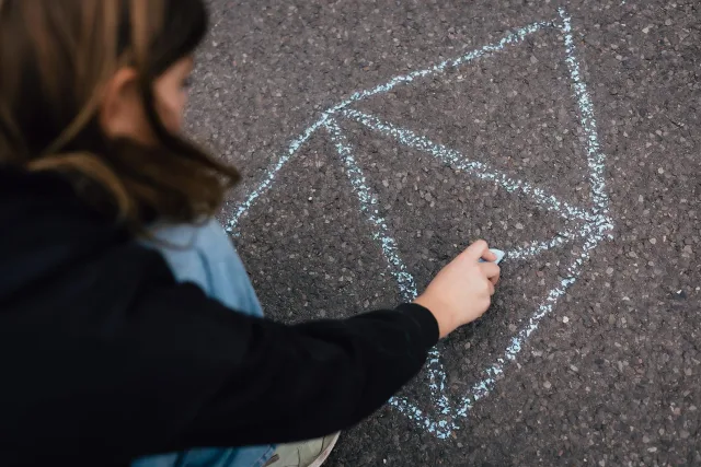 Wenn Bauen so kinderleicht wäre: Das Bauen von neuen Wohnungen ist im Landkreis Harburg vor allem teuer und kompliziert. Dabei sind neue Wohnungen gerade auch für die Wirtschaft im Kreis Harburg wichtig: „Denn wer arbeiten will, muss sich das Wohnen auch leisten können. Wohnungsknappheit macht am Ende auch den Arbeitsmarkt kaputt“, so der Chef-Ökonom des Pestel-Instituts, Matthias Günther. Tobias Seifert Wenn Bauen so kinderleicht wäre: Das Bauen von neuen Wohnungen ist im Landkreis Harburg vor allem teuer und kompliziert. Dabei sind neue Wohnungen gerade auch für die Wirtschaft im Kreis Harburg wichtig: „Denn wer arbeiten will, muss sich das Wohnen auch leisten können. Wohnungsknappheit macht am Ende auch den Arbeitsmarkt kaputt“, so der Chef-Ökonom des Pestel-Instituts, Matthias Günther. Tobias Seifert