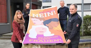 Die Polizeiinspektion Harburg hisst die Flagge der 16-Tage-Kampagne gegen Gewalt an Frauen vor dem Dienstgebäude in Buchholz. Foto: Polizei