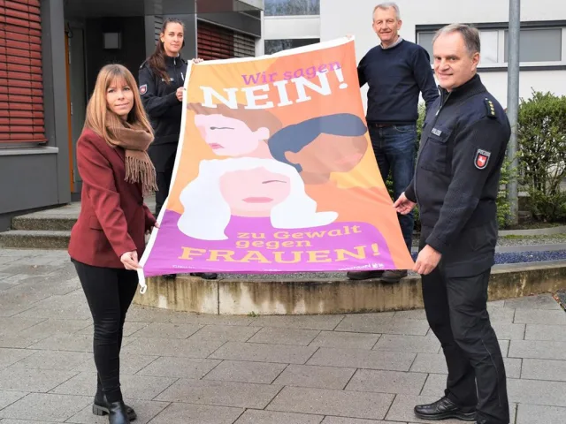Die Polizeiinspektion Harburg hisst die Flagge der 16-Tage-Kampagne gegen Gewalt an Frauen vor dem Dienstgebäude in Buchholz. Foto: Polizei