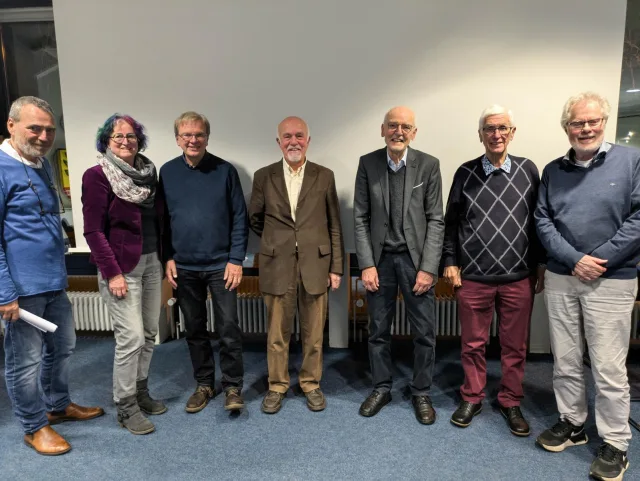 Zeitzeugen diskutierten über die grundlegenden Veränderungen in der Buchholzer Innenstadt der 1970er und 1980er Jahre. Von links: Heinrich Helms, Susanne Lang, Rüdiger Kühn, Jürgen Kempf, Klaus Fink, Dieter Ohnesorge und Prof. Dr. Götz von Rohr. Foto: Stadt Buchholz