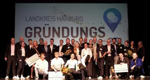 Gruppenbild mit den diesjährigen Gewinnern des Gründungspreises im Landkreis Harburg sowie Mitgliedern der Jury und Mitwirkenden der Preisverleihung. Foto: Bianca Augustin / WLH Wirtschaftsförderung