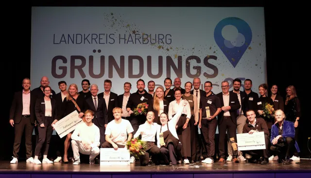 Gruppenbild mit den diesjährigen Gewinnern des Gründungspreises im Landkreis Harburg sowie Mitgliedern der Jury und Mitwirkenden der Preisverleihung. Foto: Bianca Augustin / WLH Wirtschaftsförderung