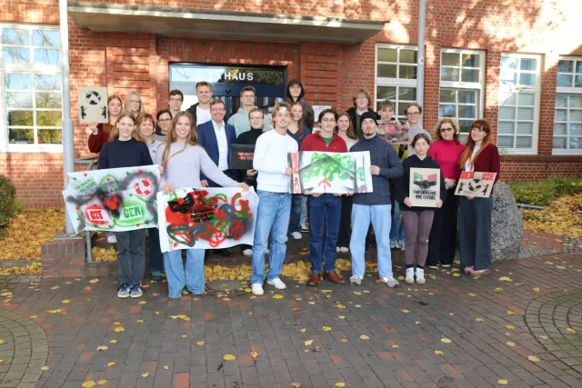 Erster Stadtrat Dirk Hirsch hieß die deutschen und tschechischen Schülerinnen sowie die Lehrerinnen im Rathaus willkommen. Foto: Stadt Buchholz