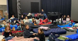 65 Schülerinnen und Schüler des GAK knobelten bei der Langen Nacht der Mathematik bis tief in die Nacht an schwierigen Aufgaben und übernachteten anschließend in der Schule. Foto: GAK/Reise