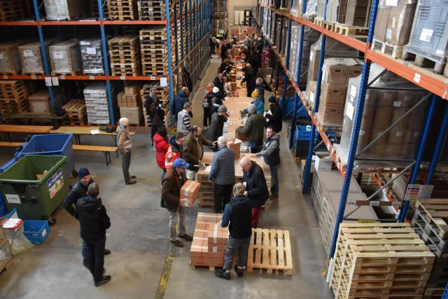 An einer langen Packstraße im Seevetaler Warenhotel in Beckedorf packten rund 80 Rotarier und ihre Angehörigen 700 Pakete. Foto: Johanniter