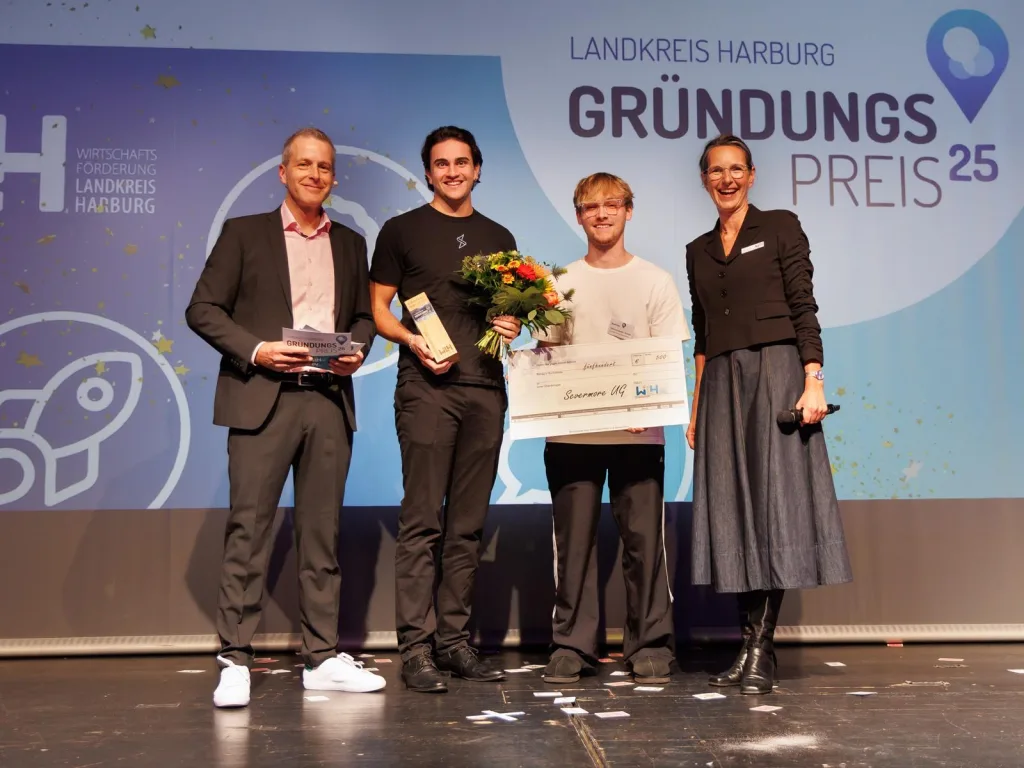 Den „Sonderpreis U21“, der in diesem Jahr erstmals ausgelobt worden war, sicherten sich die jungen Gründer Noah Solaker (2.v.l.) und Tjark Schmitt (3.v.l.) mit ihrem Unternehmen Severmore – hier mit WLH-Gründungsberaterin Kerstin Helm und Moderator Christoph Reise. Foto: Hauke Gilbert / WLH Wirtschaftsförderung