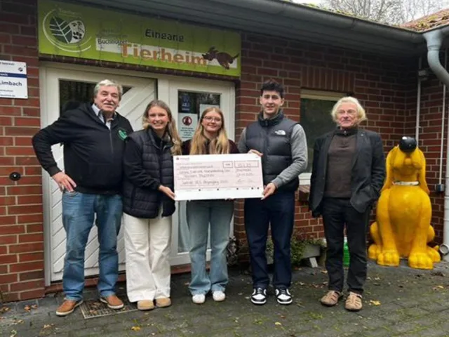 Spendenübergabe vor dem Tierheim Buchholz.: 1. Vorsitzender Rolf Schekerka (g. l.) und Schatzmeister Claudius Pyka (g. r.) mit ehemaligen Abiturienten Carla Jost, Elisa Sonnenschein, Leo Jezierski. Foto: ein