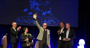 Ulf Petersen erhielt den Kulturpreis Blauer Löwe 2025 für sein bildhauerisches Werk im Landkreis Harburg. Von links: Dr. Christian Hummert, Christa Beyer, Ulf Petersen, Andreas Sommer, Christoph Reise. Foto: FLMK