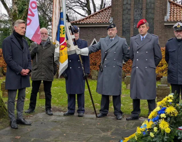 Bürgermeister Jan-Hendrik Röhse (links) mahnte bei seiner Ansprache zum Volkstrauertag, demokratische Werte zu verteidigen und sich für den Frieden einzusetzen. Foto: Stadt Buchholz