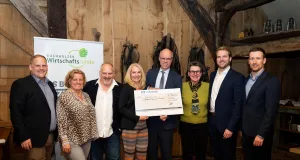 5.000 Euro für Kinder in Buchholz: Die Wirtschaftsrunde zeigte beim traditionellen Grünkohlessen großes soziales Engagement. Von links: Niels Nübel, Caroline Zimmermann-Cordesmeyer, Helge Fetz, Corinna Horeis, Christian Denkeler, Frauke Petersen-Hanson, Oliver Weiß, Michel Peters. Foto: Buchholzer Wirtschaftsrunde