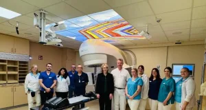 Die medizinische Geschäftsführerin, Dr. Franziska von Breunig (Mitte) bei der Einweihung des neuen Hochleistungs-Linearbeschleunigers im Krankenhaus Buchholz vergangene Woche. Links von ihr: Christian Brinkmann, Leiter der Medizinischen Physik, rechts: Dr. Günther Bohlen, Chefarzt der Strahlentherapie am Krankenhaus Buchholz, und das Team der Strahlentherapie. Foto: Krankenhäuser Buchholz-Winsen