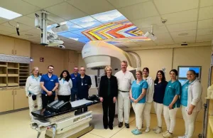 Die medizinische Geschäftsführerin, Dr. Franziska von Breunig (Mitte) bei der Einweihung des neuen Hochleistungs-Linearbeschleunigers im Krankenhaus Buchholz vergangene Woche. Links von ihr: Christian Brinkmann, Leiter der Medizinischen Physik, rechts: Dr. Günther Bohlen, Chefarzt der Strahlentherapie am Krankenhaus Buchholz, und das Team der Strahlentherapie. Foto: Krankenhäuser Buchholz-Winsen