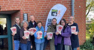 Vertreterinnen und Vertreter des Vereins Gewalt überwinden laden zur gemeinsamen Filmvorführung mit den Kreislandfrauen und dem Movieplexx Kino ein. Foto: Landkreis Harburg