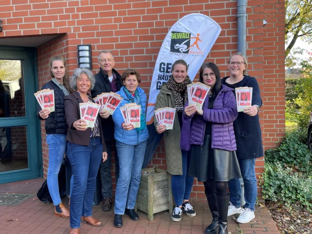 Vertreterinnen und Vertreter des Vereins Gewalt überwinden laden zur gemeinsamen Filmvorführung mit den Kreislandfrauen und dem Movieplexx Kino ein. Foto: Landkreis Harburg Vertreterinnen und Vertreter des Vereins Gewalt überwinden laden zur gemeinsamen Filmvorführung mit den Kreislandfrauen und dem Movieplexx Kino ein. Foto: Landkreis Harburg