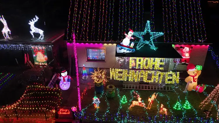 Von riesigen Weihnachtsfiguren bis zu selbstgebauten Elementen: Das Haus der Heidorns in Trelde erstrahlt in weihnachtlichem Glanz. Video: JOTO