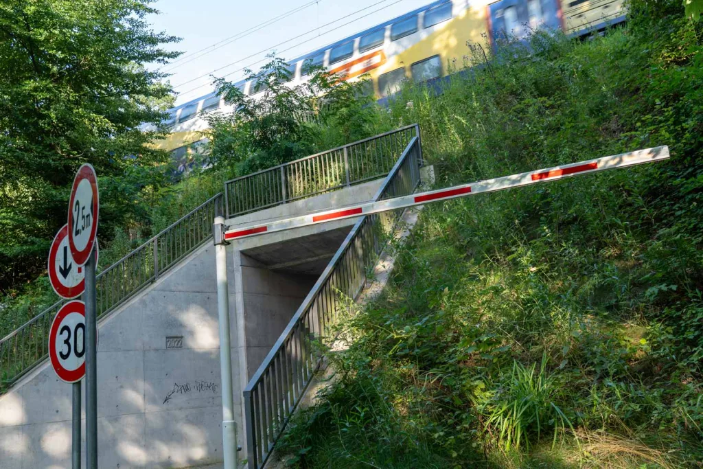 Solche Absperrungen könnte es bald auch am Mühlentunnel geben, wenn es nach einem Antrag von Philip Schlumbohm (Grüne) geht. Foto: JOTO