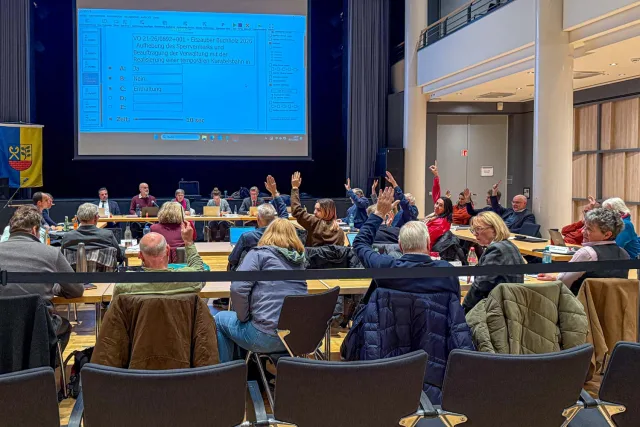 Der Moment, in dem im Rat entschieden wird, ob in geheimer Wahl abgestimmt werden soll. Foto: JOTO