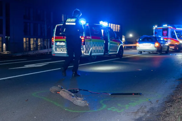 20251212_JOTO_E-Scooter_Auto_Tostedt_001 Bei einem Unfall auf der Bundesstraße 75 in Tostedt wurde ein E-Scooter-Fahrer schwerstverletzt. Foto: JOTO