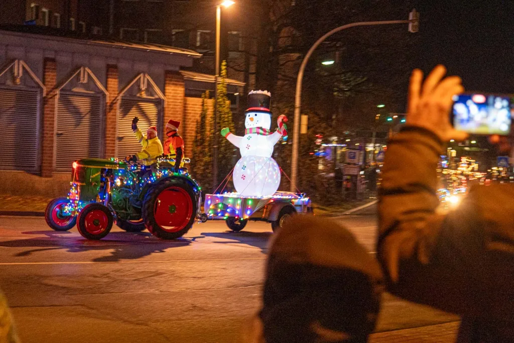 Schneemänner, Weihnachtsmänner und Rentiere schmückten die historischen und modernen Traktoren der Parade. Foto: JOTO