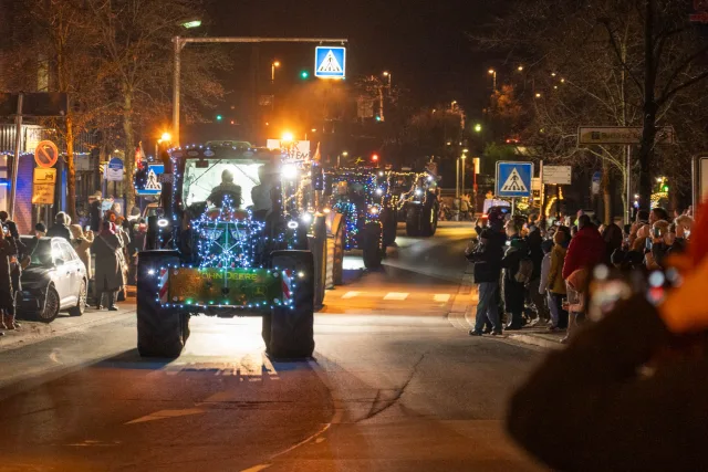 Mehr als 100 festlich geschmückte Traktoren zogen am Sonntagabend durch die Buchholzer Innenstadt. Foto: JOTO