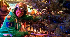 Jochen Manske (im Outfit seiner Band Rakete) passte noch vor Ort die Tannenbäume auf die richtige Größe an. Foto: JOTO