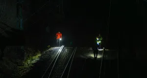 Die Bundespolizei prüft derzeit, ob weitere Steine auf der Strecke im Landkreis Harburg liegen. Foto: JOTO