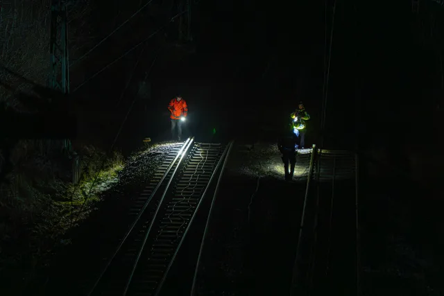Die Bundespolizei prüft derzeit, ob weitere Steine auf der Strecke im Landkreis Harburg liegen. Foto: JOTO