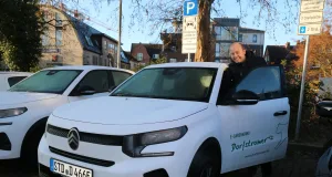 Am Caspers Hoff stehen zwei elektrische Citroën C3 für das Carsharing bereit. Foto: Stadt Buchholz