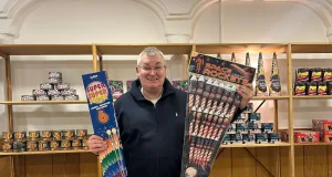 Oliver Graetzer und sein Feuerwerksverkauf. Foto: ein