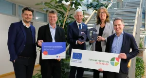 Dr. Timo Maurer (WLH Wirtschaftsförderung im Landkreis Harburg GmbH, v.l.), Jens Wrede (Geschäftsführer SLH), Rainer Rempe (Landrat Landkreis Harburg), Karin Beckmann (Landesbeauftragte Amt für regionale Landesentwicklung Lüneburg) und Dr. Olaf Krüger (Vorstand Süderelbe AG). Foto: ein