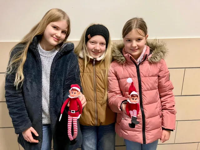 Lene, Klara und Amelie ließen die Wichtel Lykka und Loki am GAK einziehen. Foto: Reise/GAK
