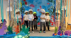 Die Kinder der Saari-Nachmittagsbetreuung führten ihr selbst erdachtes Theaterstück "Im Meer" in der Heideschule auf. Foto: Helena Eischer