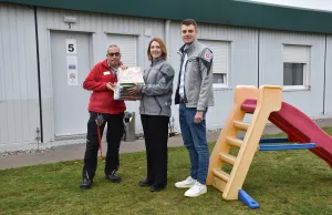 Verteilten Adventskalender für Kinder in Flüchtlingsunterkünften der Johanniter im Landkreis Harburg: Michael Siebert (links), Kim Menzel und Regionalvorstand Henning Janßen. Foto: Johanniter