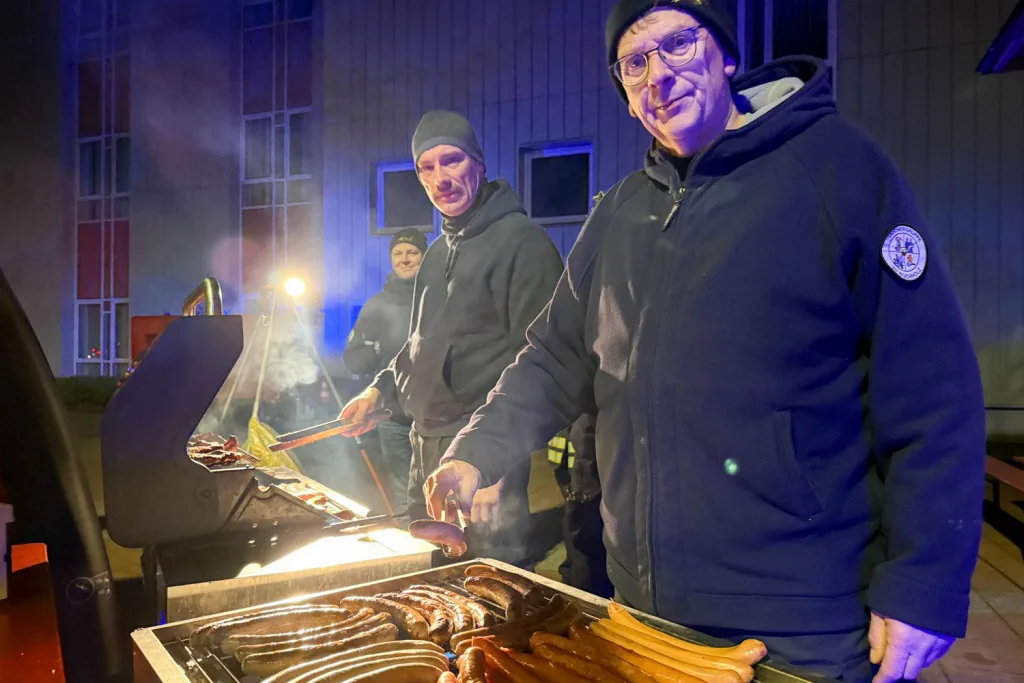 Zum Abschluss gab es von den Tauchern der Feuerwehr Buchholz und der Jugendfeuerwehr Sprötze Essen und Getränke. Foto: JOTO