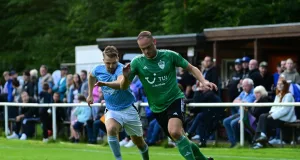 SG-Toptorschütze Tom Künzer (re.) traf zum goldenen Tor des Tages in Kakenstorf – es war bereits sein siebten Saisontreffer. Foto: Der Sportfotograf