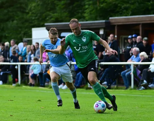SG-Toptorschütze Tom Künzer (re.) traf zum goldenen Tor des Tages in Kakenstorf – es war bereits sein siebten Saisontreffer. Foto: Der Sportfotograf