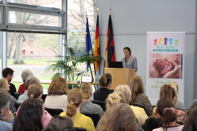 „Frühe Hilfen sind die tragende Säule des Kinderschutzes im Landkreis Harburg“, betonte Kreisrätin Ana Cristina Bröcking bei der Eröffnung des Fachtags Frühe Hilfen 2025 im Winsener Kreishaus. Foto: Landkreis Harburg „Frühe Hilfen sind die tragende Säule des Kinderschutzes im Landkreis Harburg“, betonte Kreisrätin Ana Cristina Bröcking bei der Eröffnung des Fachtags Frühe Hilfen 2025 im Winsener Kreishaus. Foto: Landkreis Harburg