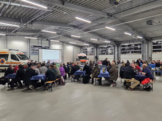 Landrat Rainer Rempe dankte den Mobilen Rettern im Katastrophenschutzzentrum Winsen für ihren ehrenamtlichen Einsatz. Foto: Landkreis Harburg