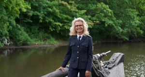 Polizeipräsidentin Kathrin Schoul eröffnet den Spaziergang und freut sich auf Gespräche. Foto: Polizeidirektion Lüneburg