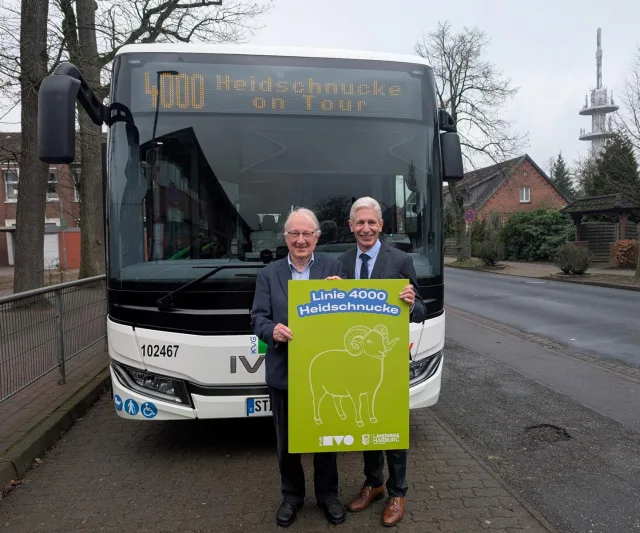 Namensgeber Manfred Wagner (links) und Landrat Rainer Rempe geben den Startschuss für die Heidschnucke. Foto: Landkreis Harburg