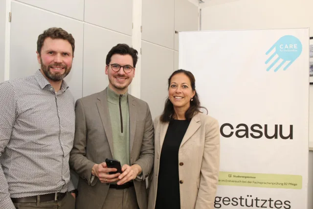 Das neue Sprachförderungs-Tool stellen Stefan Baumann, Leiter der Abteilung Bildung der Kreisverwaltung (links), Dr. Rüdiger Schmitz und Kreisrätin Ana Cristina Bröcking vor. Foto: Landkreis Harburg