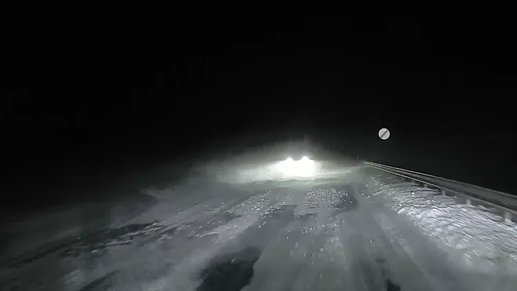 Schneeverwehungen auf der Bundesstraße 3. Foto: JOTO