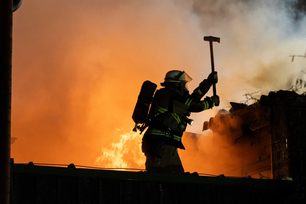 Die Feuerwehr konnte ein Übergreifen der Flammen auf die eigentliche Sporthalle verhindern. Foto: JOTO